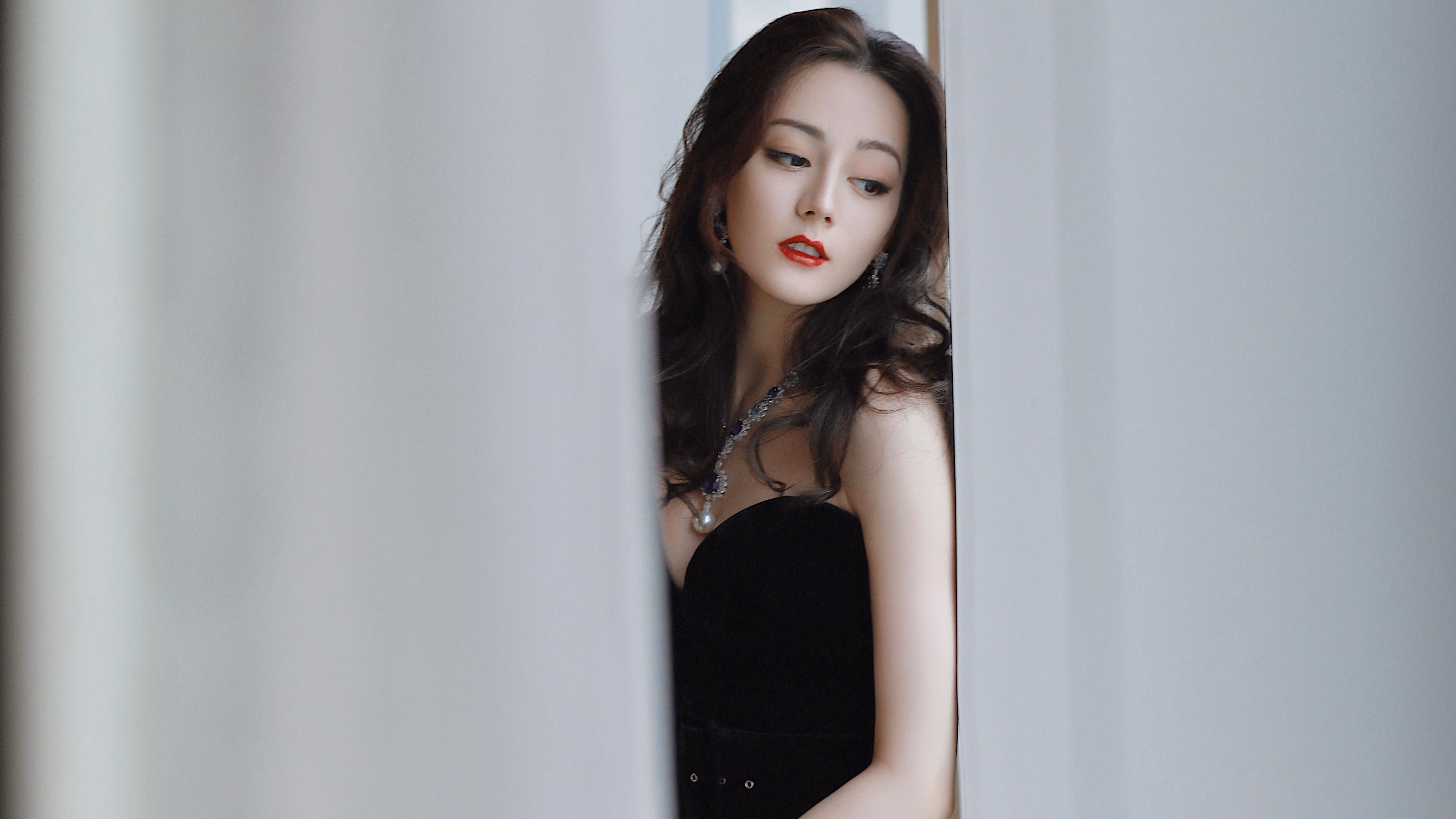 跳水赛场朝鲜完成高难度动作，朝鲜跳水冠军受英雄礼遇